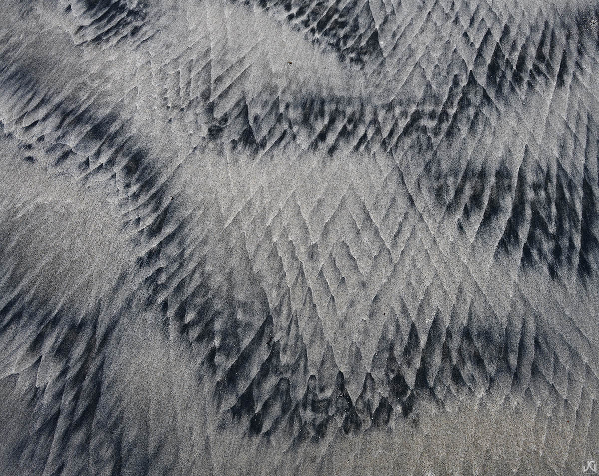 This rather large section of sand patterns takes has the character of a woven blanket.